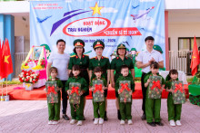 Ảnh 1: BGH và hội phụ huynh trao quà cho các bé.