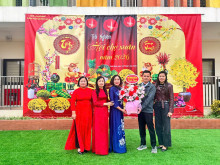 Hình 1: Đại diện cha mẹ học sinh tặng hoa cho cô và trò nhà trường