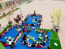 HÌNH 1: Cô và trò cùng trải nghiệm hđ gói bánh chưng