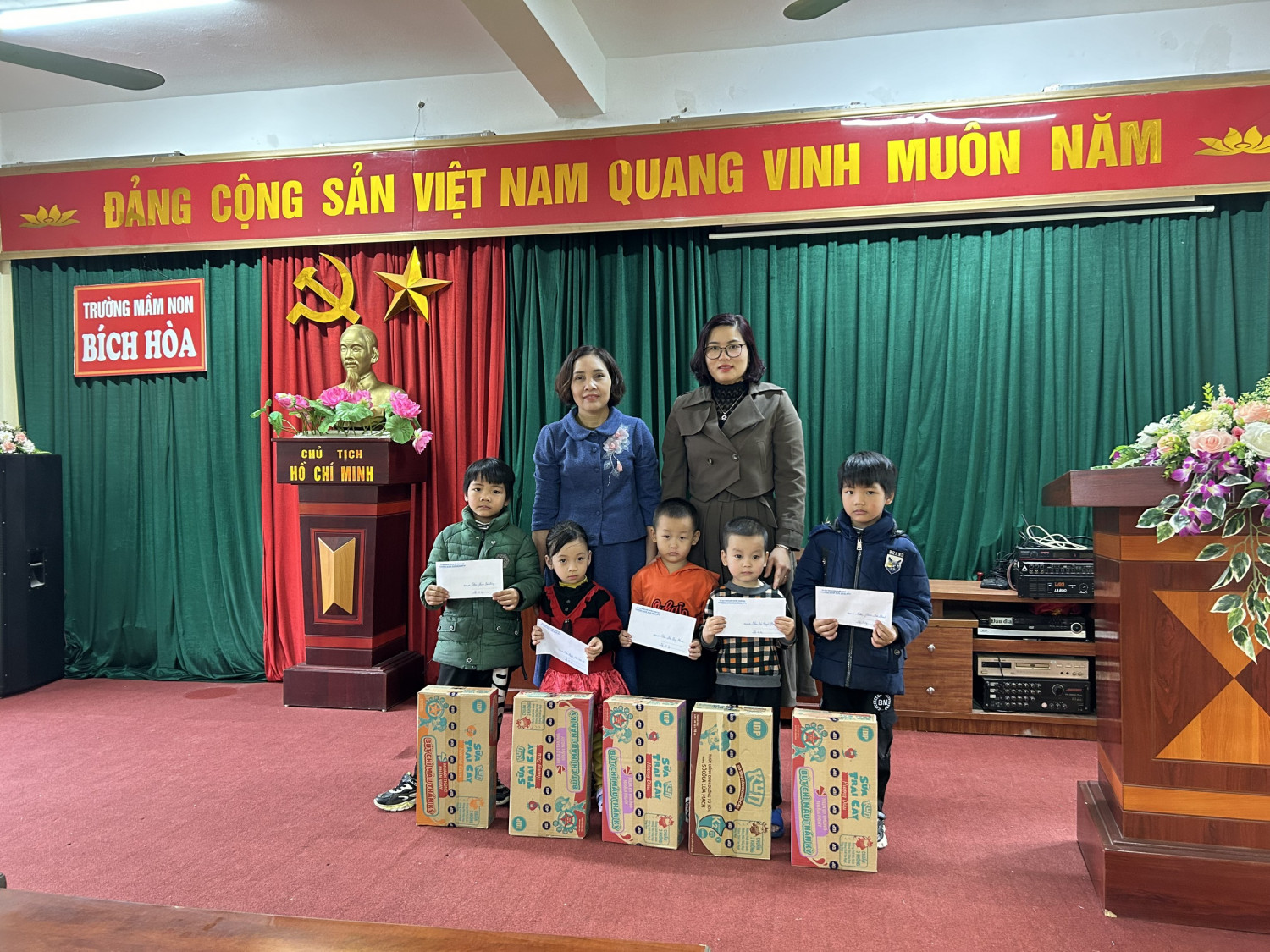 Trao quà cho các bé có hoàn cảnh khó khăn