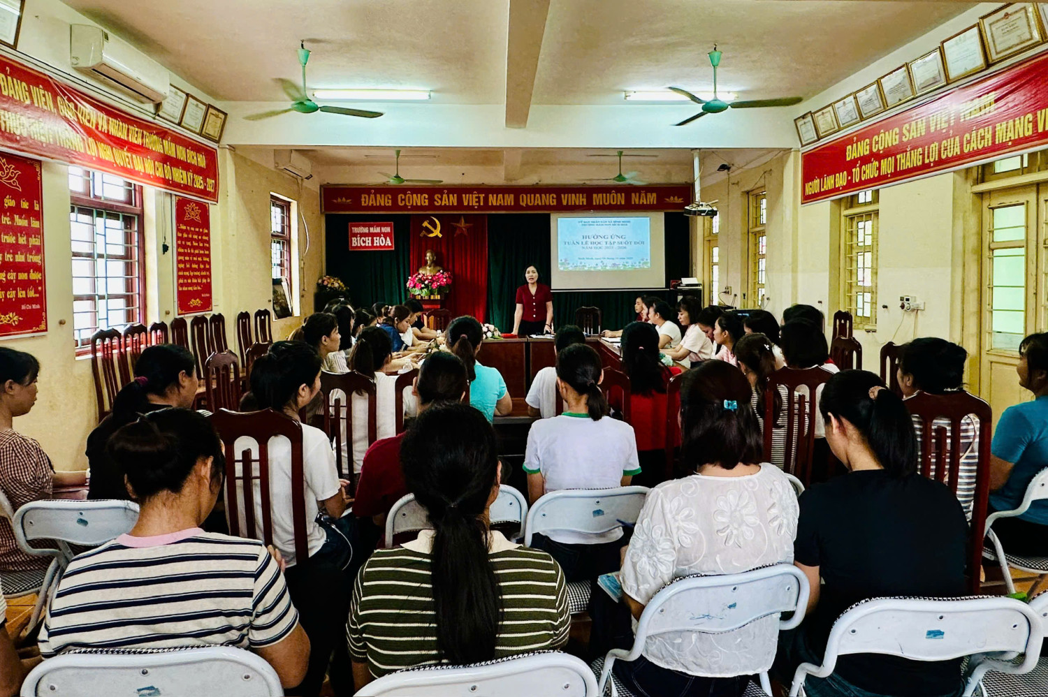 ảnh 1: Đ/C Bùi Thị Hoàng Yến- Hiệu trưởng triển khai  "Tuần lễ học tập suốt đời"