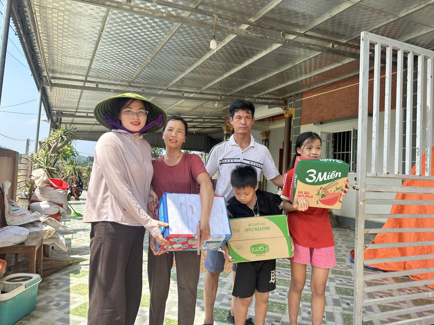 Cô Hà y tế cùng các cô trong tổ MN xã Bình Minh lên trao quà tận tay đồng bào vùng lũ