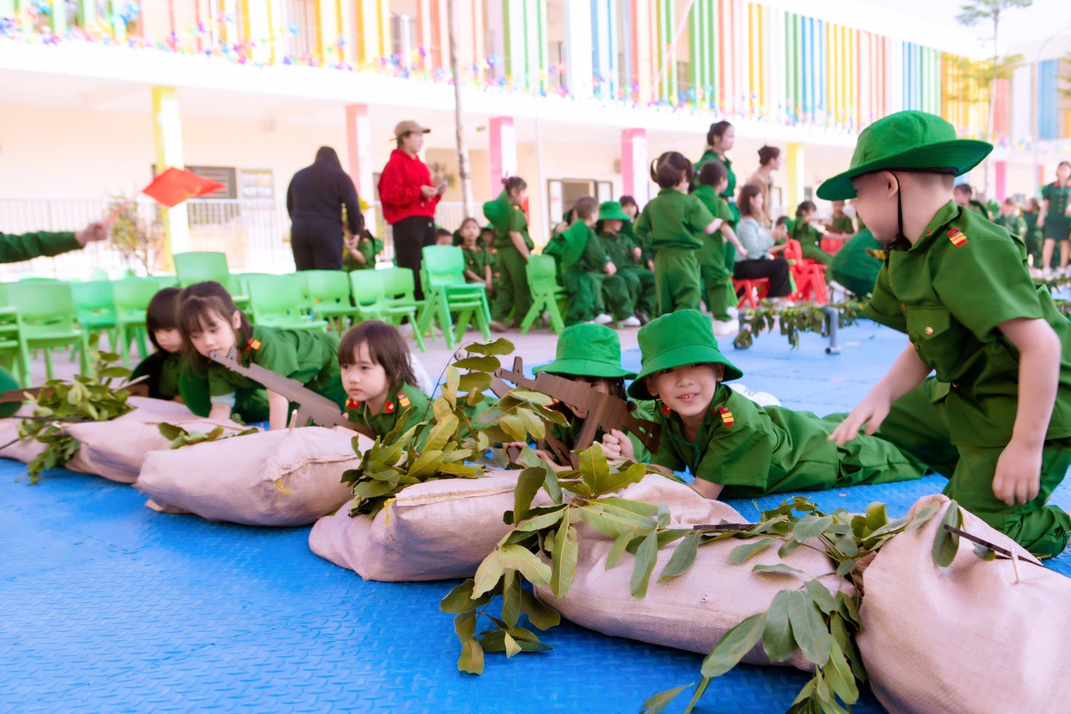 Diễn tập làm chú bộ đội