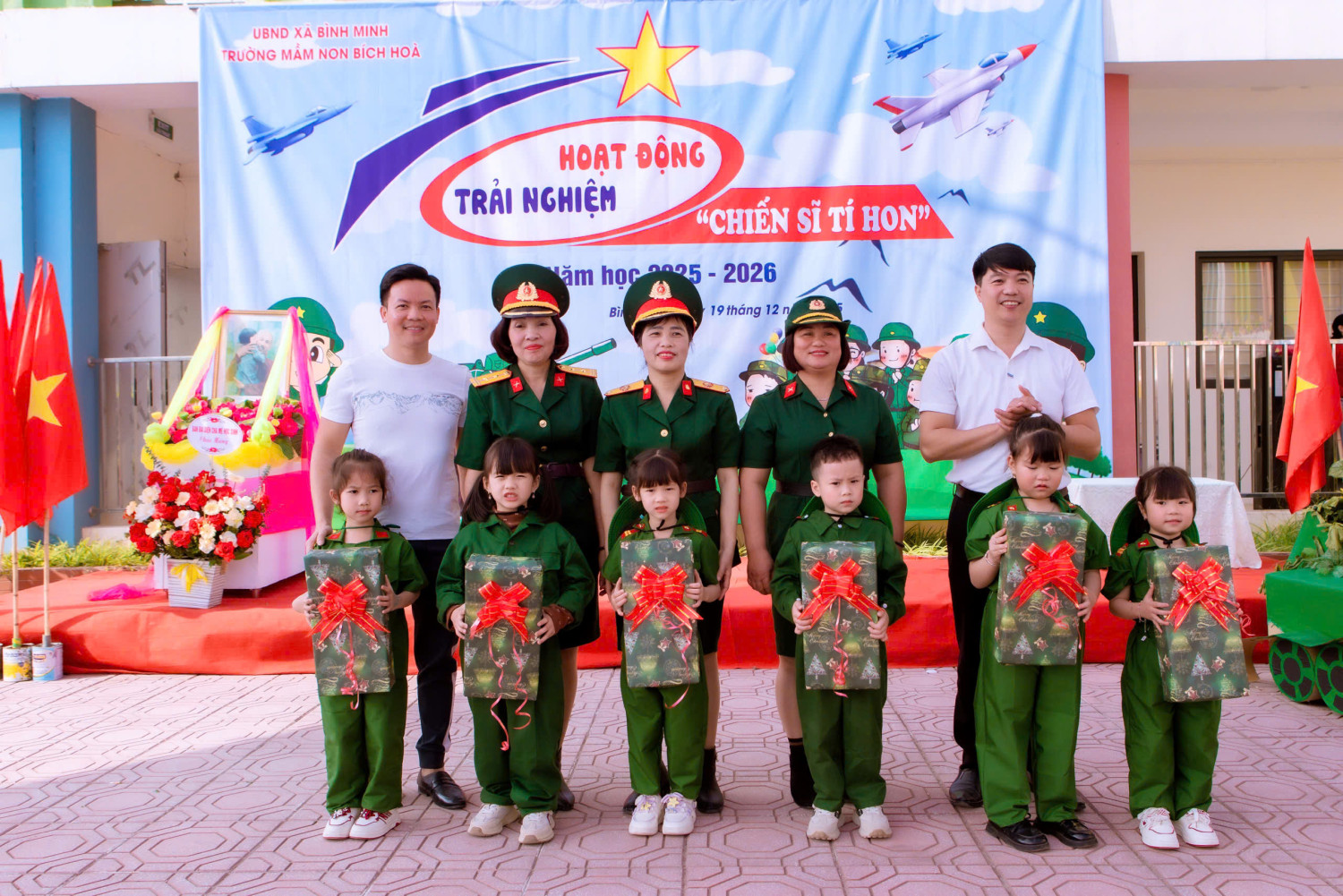 Ảnh 1: BGH và hội phụ huynh trao quà cho các bé.