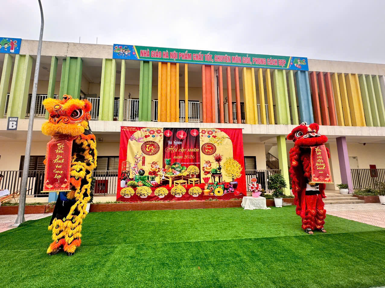 HINH 2: Đội múa lân