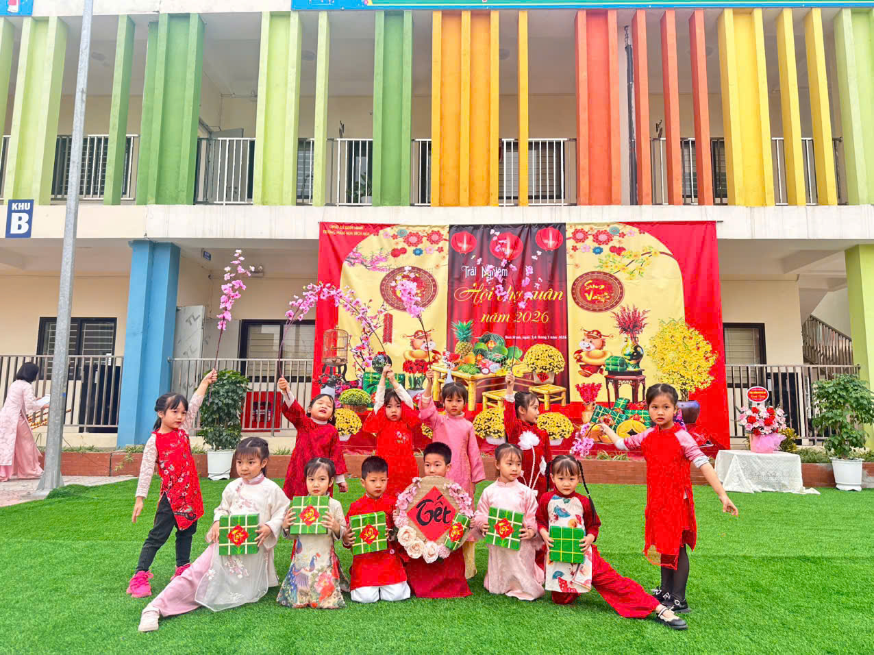 HÌNH 3: Tiết mục văn nghệ của các bé