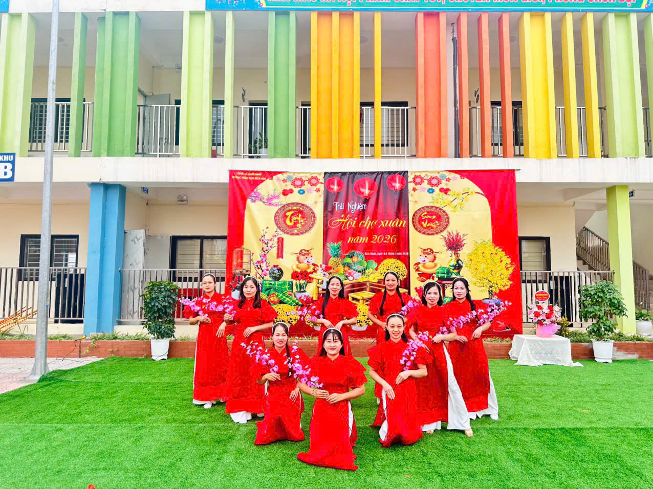 HÌNH 4: Tiết mục múa mừng Xuân của các cô giáo