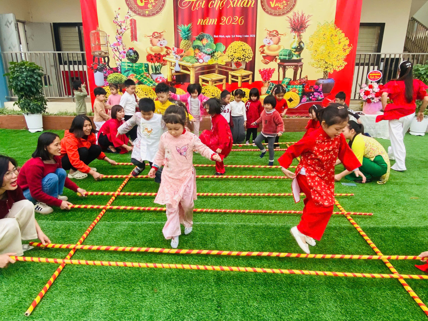 HÌNH 5: Các bé tham gia nhảy sạp