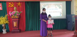 Ảnh trao thưởng cho trẻ tham gia hội thi tạo hình với chủ đề "Quà mồng 8/3"