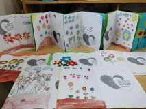 Hoạt động làm bưu thiếp chào mừng ngày "Quốc tế 8/3" của các bé A4 năm học 2022-2023