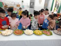 Lớp A3 liên hoan, ăn tự chọn chào mừng ngày 8/3 năm học 2022-2023