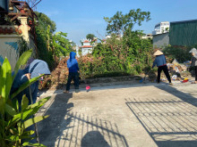 Hình ảnh vệ sinh môi trường của GVNV trường MN Bích Hoà.