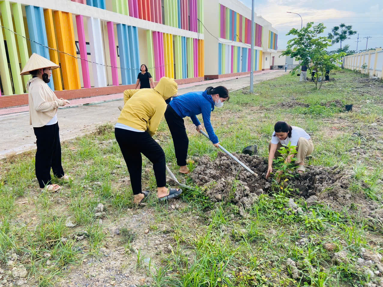 GV vun trồng cây xanh