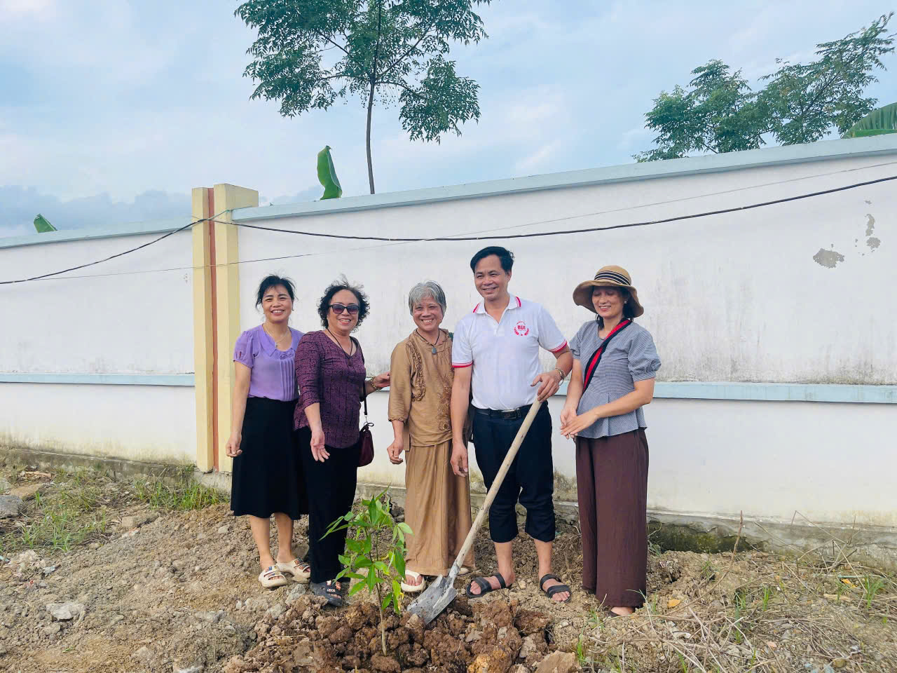 Bác Bùi Dũng chụp và nhóm thiện nguyện chụp ảnh kỷ niệm