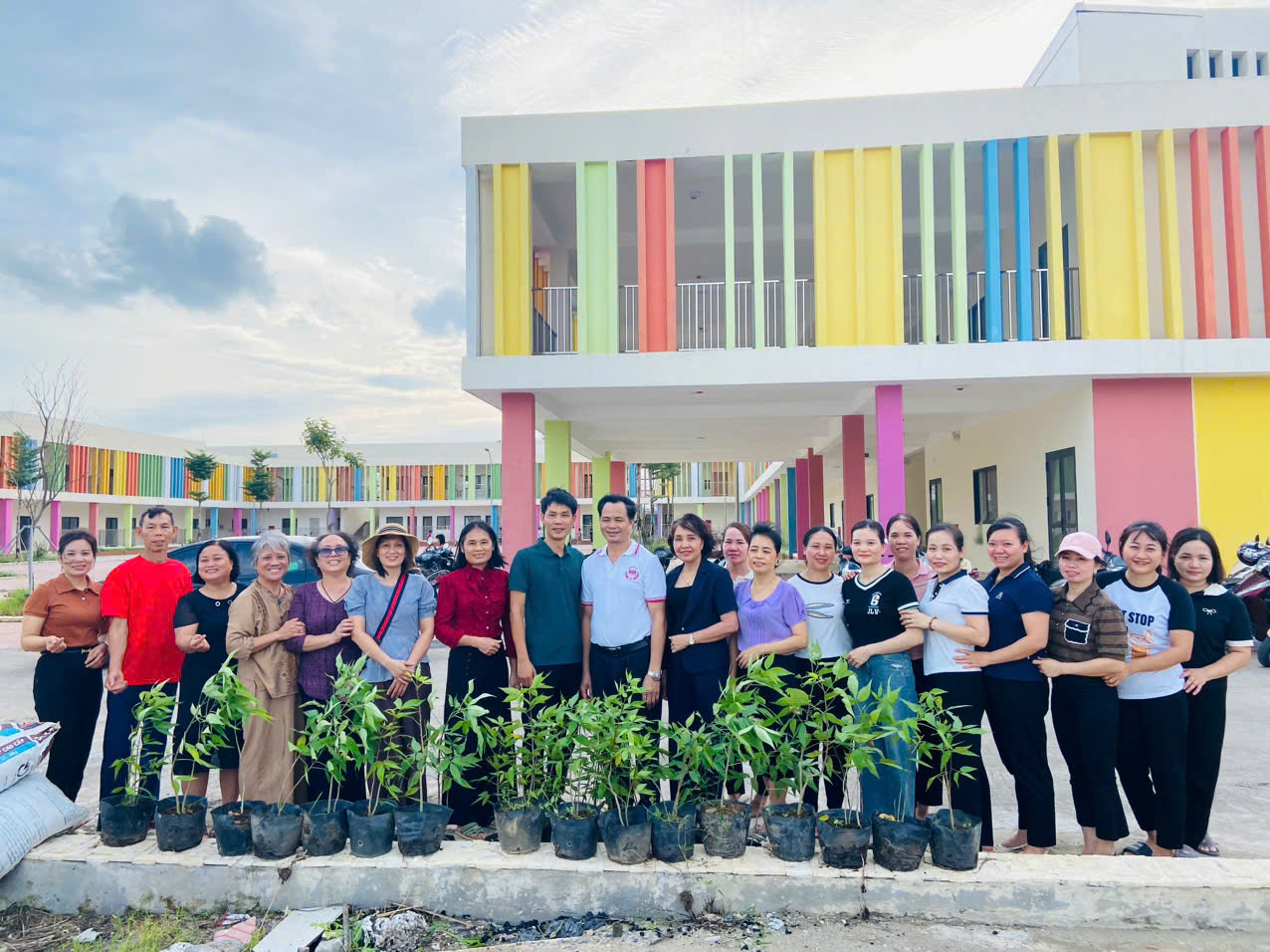 BGH, giáo viên trường MN Bích Hòa chụp ảnh cùng nhóm thiện nguyện