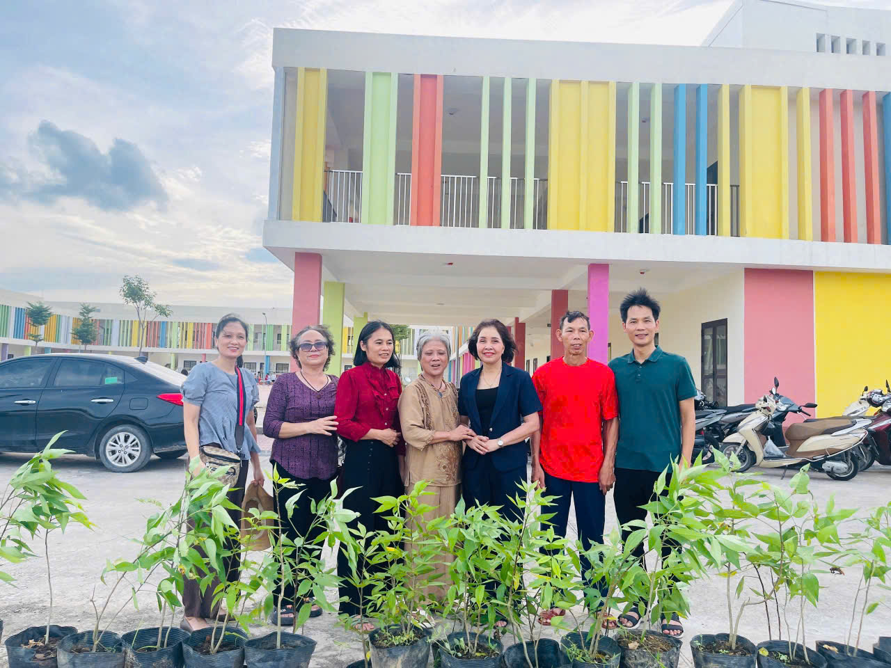 Cô Hiệu trưởng Bùi Thị Hoàng Yến chụp ảnh cùng nhóm thiện nguyện