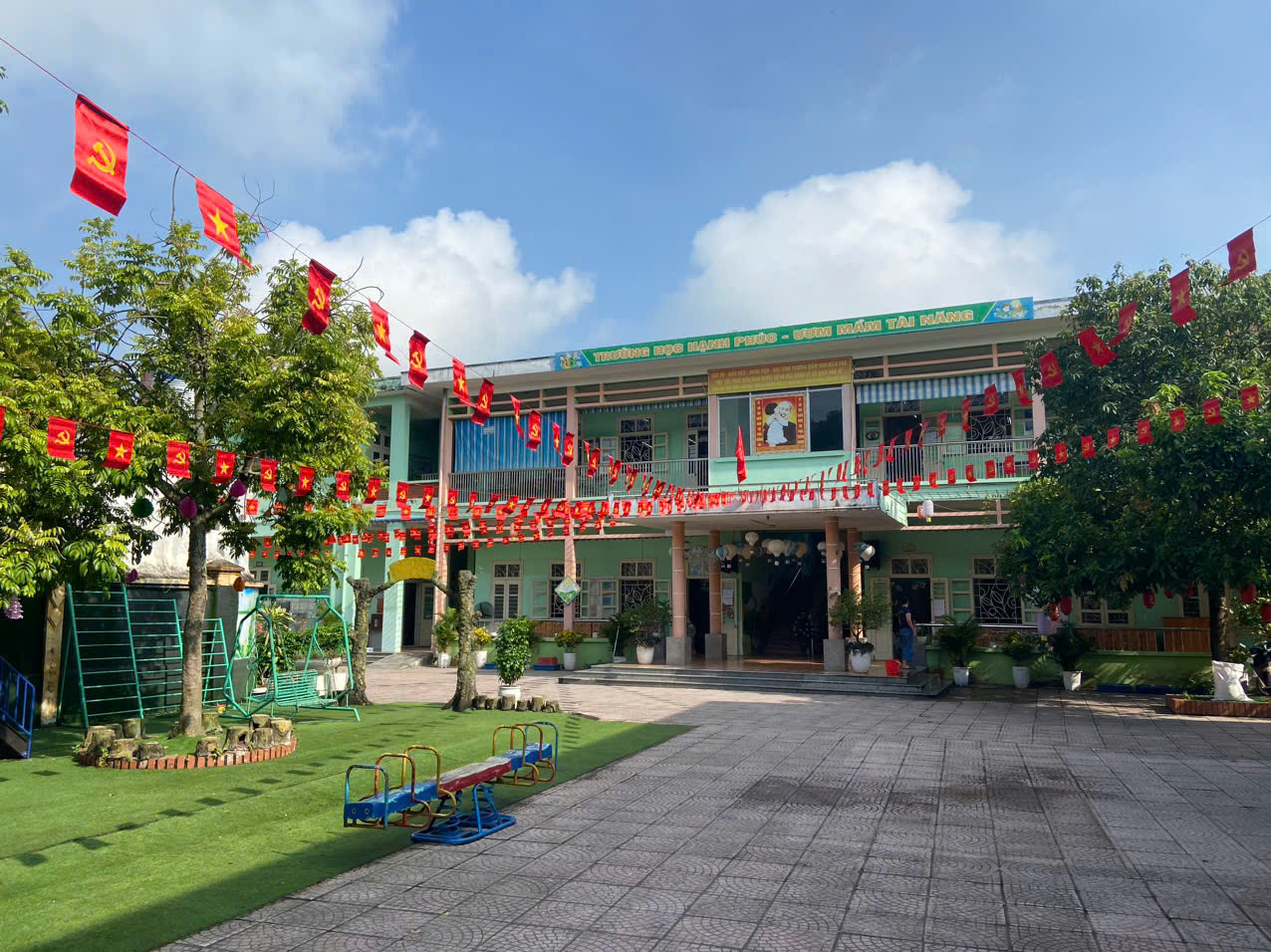 Khuôn vuôn nhà trường