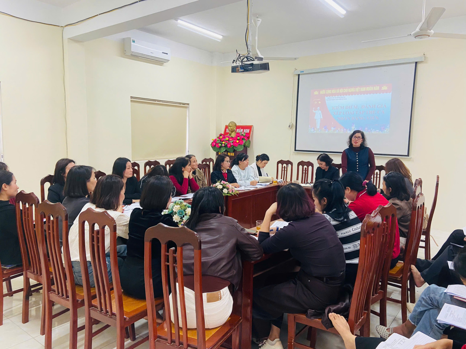 Đồng chí Đào Oanh Oanh đại diện cho đảng bộ xã